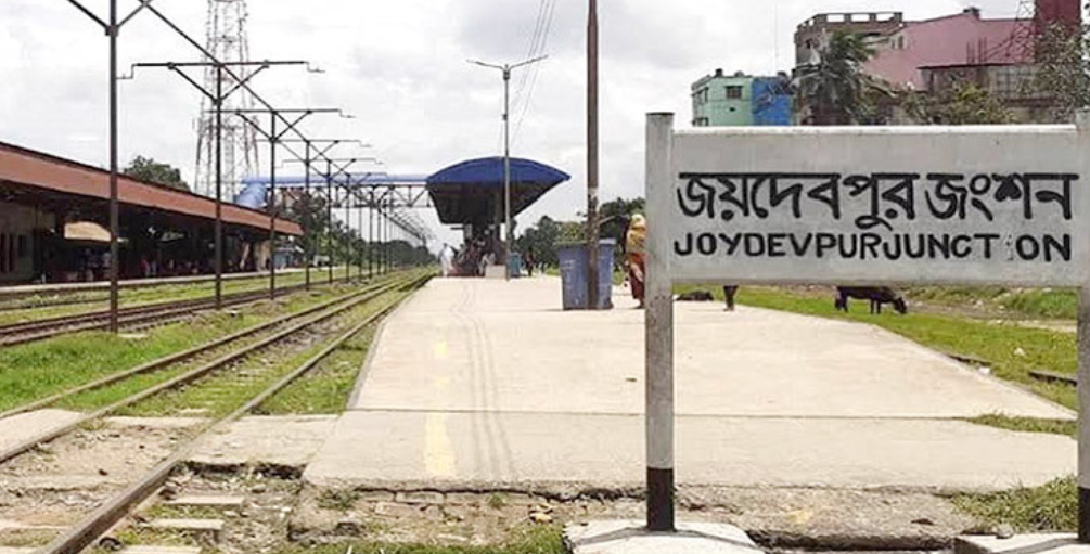 জয়দেবপুরে মর্মান্তিক রেল দুর্ঘটনা: ট্রেনের নিচে পড়ে পুলিশ কর্মকর্তার হাত-পা বিচ্ছিন্ন