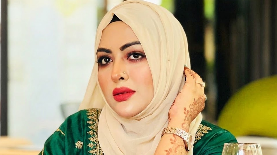 তানহা তাসনিয়া: ক্যামেরার ঝলকানি ছেড়ে মক্কায়!