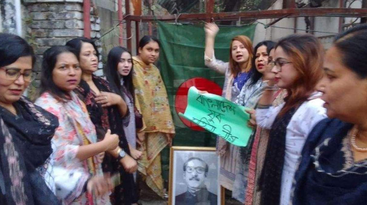 ধানমন্ডি কার্যালয়ে শেখ মুজিবের ছবি হাতে স্লোগান নেত্রীদের