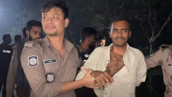 তল্লাশি চালাতেই পুলিশের চোখে চাকুর কোপ! কাঠগড়ায় খোদ ঢাবি ছাত্র